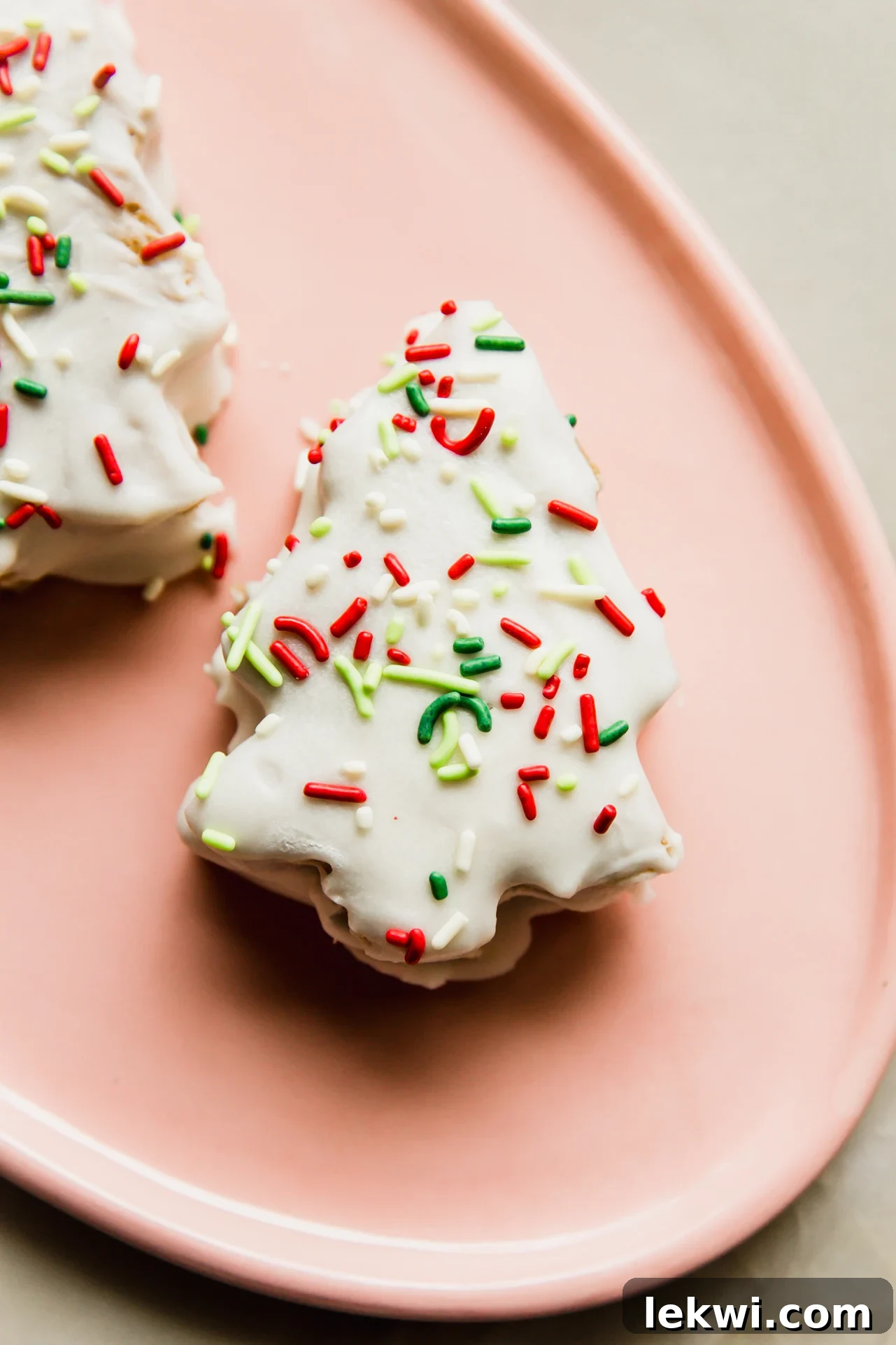 Little debbie christmas tree cake copycat on a pink plate.