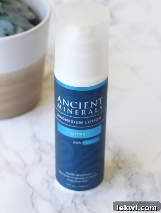 Bir tezgah üzerinde duran Antik Mineraller Magnezyum Losyonu şişesi.