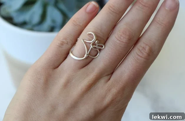 Dördüncü parmağında yüzük olan bir el.